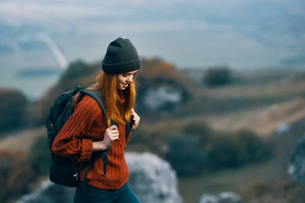 Mulher caminhante com mochila nas montanhas viajar caminhando aventura — Fotografia de Stock