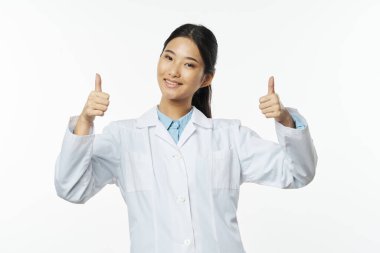 Asyalı kadın doktor profesyonelliğini gösteriyor.