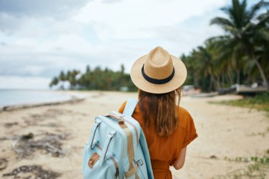 Kadın turist sırt çantası ada seyahati egzotik