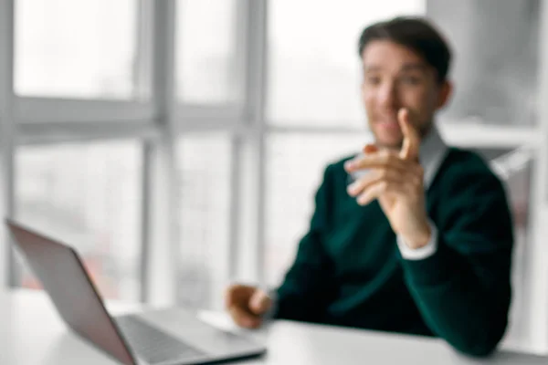 Homem de negócios no escritório com laptop profissional de trabalho — Fotografia de Stock