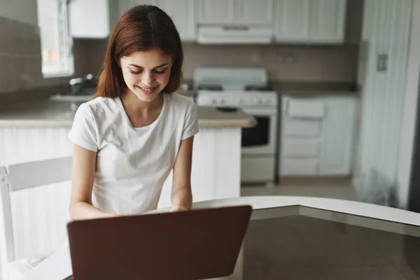 Mujer en casa delante del trabajo portátil freelance —  Fotos de Stock