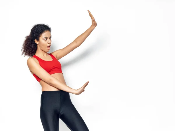 Sportieve vrouw gebaren met haar handen slanke figuur workout — Stockfoto