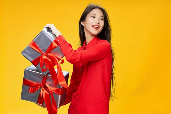 Nő ázsiai megjelenés ajándékok karácsony ünnep újév — Stock Fotó