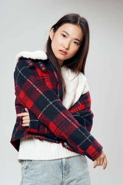 Bonita mujer asiático apariencia invierno ropa moda moderno estilo — Foto de Stock