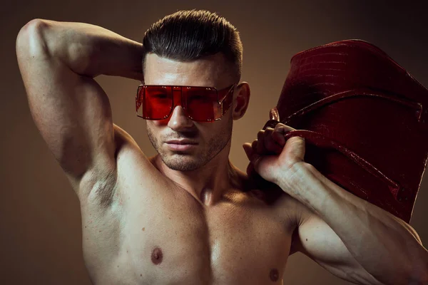 Σπορ άνθρωπος με ένα φουσκωμένο σώμα φορώντας μοντέρνα γυαλιά bodybuilder τρόπο ζωής — Φωτογραφία Αρχείου