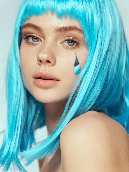 Mooie vrouw in blauwe pruik glamour close-up traan op haar gezicht — Stockfoto