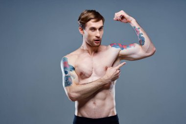 Atletik erkek üstsüz kol kasları kaslı vücut geliştirici fitness