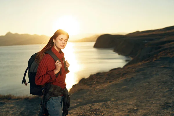 Donna escursionista tramonto orizzonte montagne rocciose aria fresca — Foto Stock