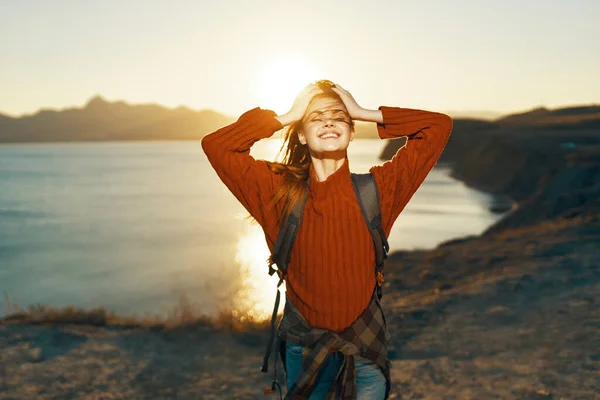 Cheerful pretty woman with backpack outdoors landscape fresh air sunset travel — Stock Photo, Image