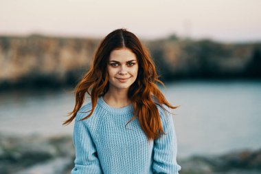 Güzel kızıl saçlı kadın Rocky Dağları manzara özgürlüğü seyahati