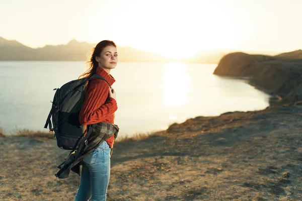 Frau mit Rucksack reisen felsigen Bergen zu Fuß Lebensstil — Stockfoto