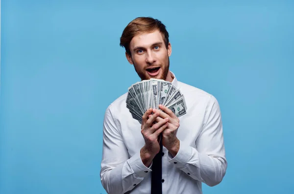 Hombre alegre con paquetes de dinero riqueza emoción alegría —  Fotos de Stock