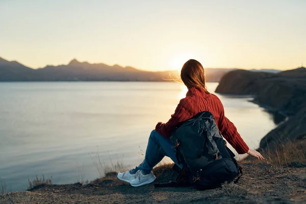 Woman hiker nature landscape sun freedom outdoor activities — Stock Photo, Image