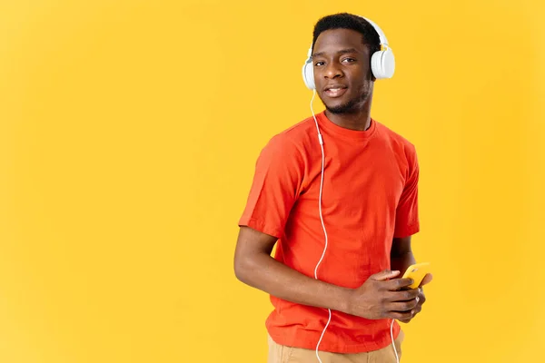 Homem alegre em fones de ouvido música entretenimento fundo amarelo — Fotografia de Stock