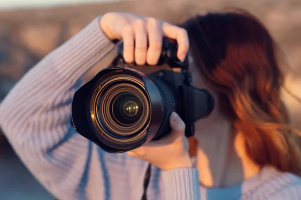 Piękna kobieta fotograf na łonie natury w górach fotografie model krajobrazu — Zdjęcie stockowe