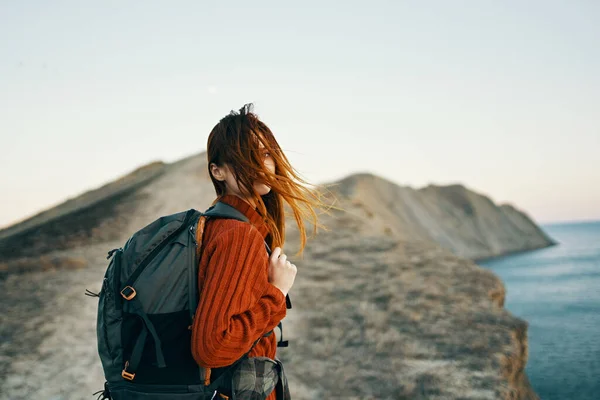 Жінка подорожує в горах на відкритому повітрі пригода море свіже повітря пейзаж заходу сонця — стокове фото