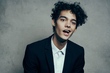 Takım elbiseli yakışıklı bir adam. Kendine güven stüdyosu.