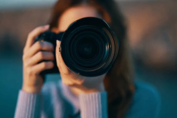 山の中のプロ仕様のカメラを持った女性写真家の肖像画です — ストック写真