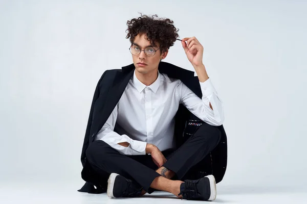 Uomo d'affari in abito nero blazer occhiali studio di moda — Foto Stock