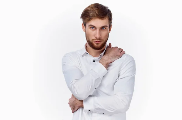 ハンサムなブロンド男でホワイトシャツ自信を持って見える白いシャツジェスチャーとともに彼の手 — ストック写真