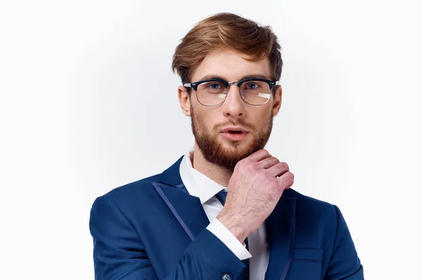 Geschäftsmann im weißen Hemd richtet seine Jacke und buschigen Bart Modell hellen Hintergrund — Stockfoto