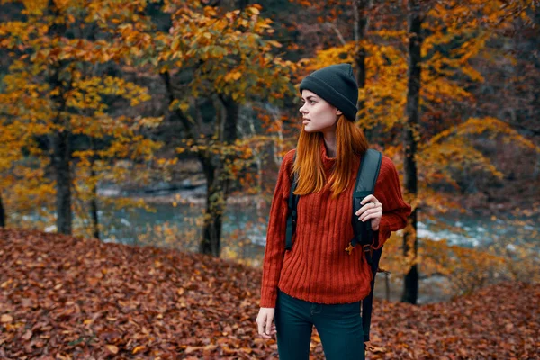 Frau in vollem Wuchs spaziert im Herbst im Park in der Natur am Fluss — Stockfoto