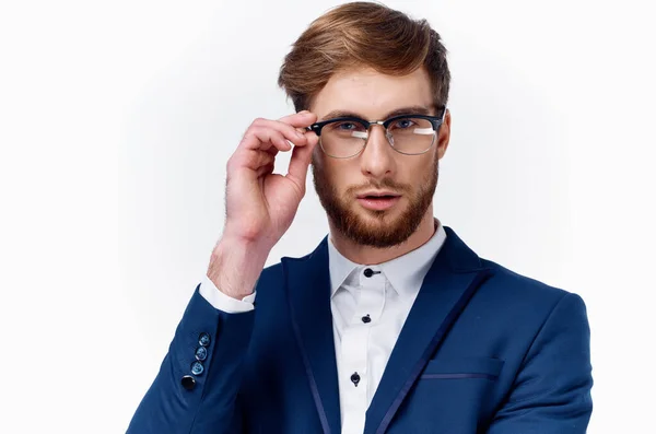 Retrato de um homem bonito em óculos e em um terno clássico em um fundo claro — Fotografia de Stock