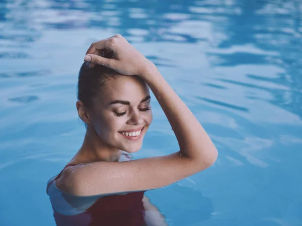 Улыбающаяся женщина с закрытыми глазами Плавание в бассейне отдых крупным планом — стоковое фото