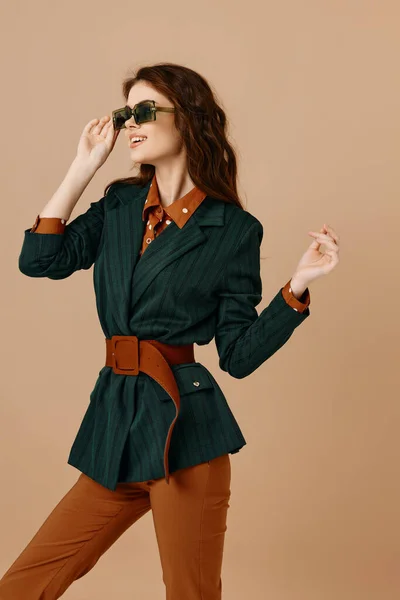 Glad kvinna i kostym trendiga blazer glamour hem isolerad bakgrund — Stockfoto