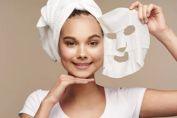 Žena s čistou pletí tvář maska béžová pozadí péče omlazení — Stock fotografie