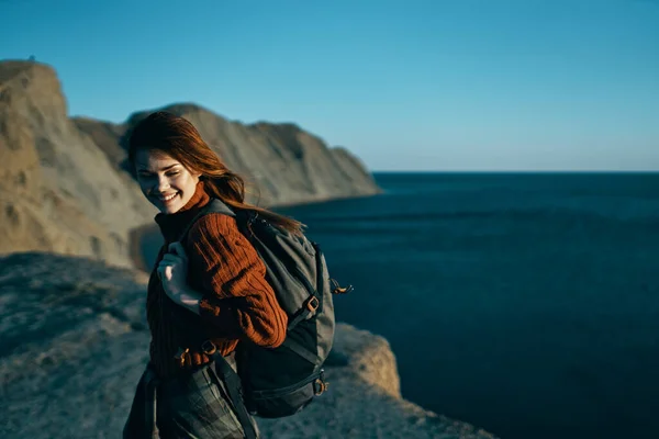 Frau Touristenrucksack Freizeit Frischluft Freiheit Horizont — Stockfoto