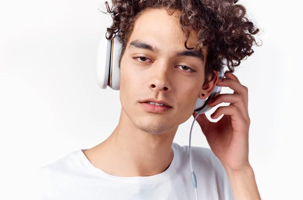 Σγουρά μαλλιά τύπος με ακουστικά ακούγοντας μουσική περικοπεί άποψη συναίσθημα — Φωτογραφία Αρχείου