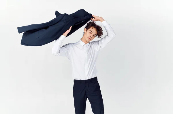 Pojke tonåring i klassisk kostym med jacka i handen och ljus bakgrund beskärd utsikt över byxor skjorta modell — Stockfoto