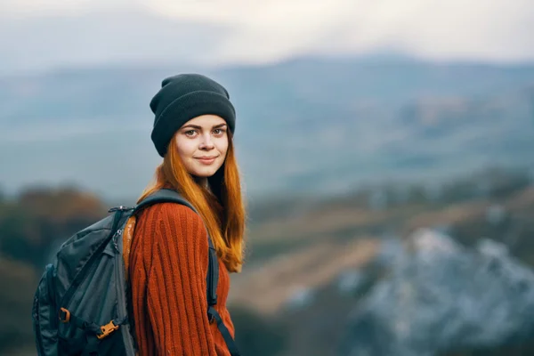 산을 하이킹하는 기분좋은 여자 자연 경관 여행 휴가 — 스톡 사진