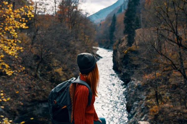 Vrouw wandelaar rivier landschap reizen laptop avontuur — Stockfoto