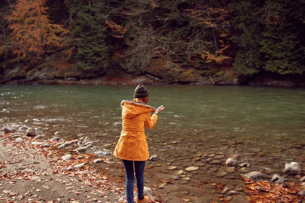 Vrouw wandelaar in de buurt rivier bergen herfst reizen — Stockfoto