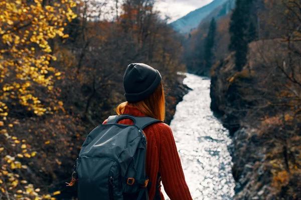 Kvinna reser i bergen flod höst skog frihet — Stockfoto