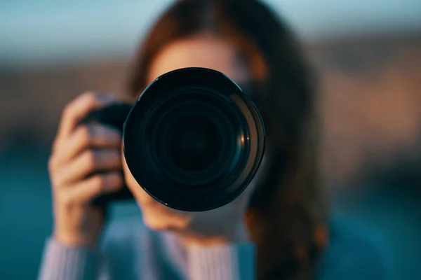 Retrato de uma mulher fotógrafa com uma câmera profissional ao ar livre nas montanhas — Fotografia de Stock