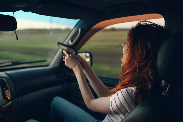 Kobieta w samochodzie z ramionami w polu ręka krajobraz t-shirt model okno — Zdjęcie stockowe