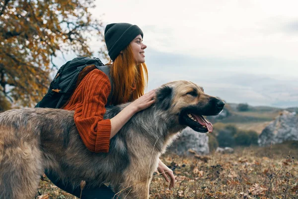 Turysta w przyrodzie z psem podróży przyjaźni krajobraz — Zdjęcie stockowe