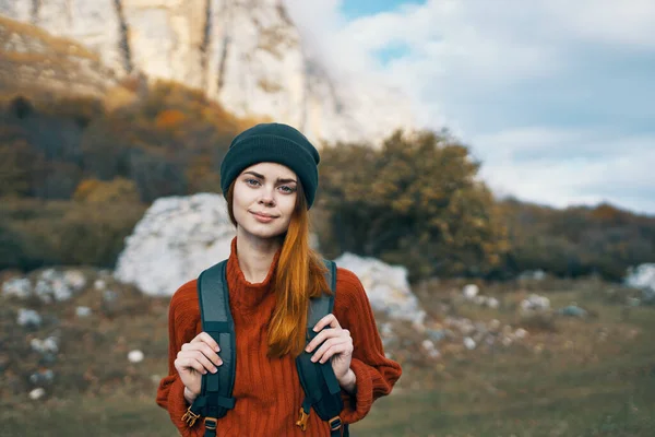 Όμορφη γυναίκα πεζοπόρος καπάκια σε εξωτερικούς χώρους βουνά τοπίο διακοπές — Φωτογραφία Αρχείου