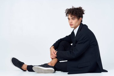 İş adamı kıvırcık saçlı, kendine güveni tam.