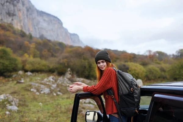 Neşeli kadın turist sırt çantası seyahat araba gezisi dağ manzarası — Stok fotoğraf