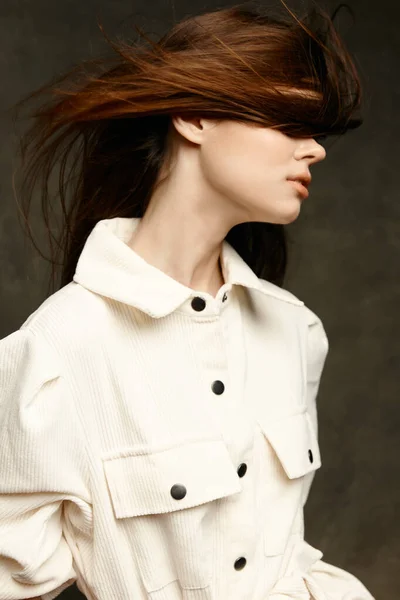 Bonita senhora em camisa branca com cabelo desarrumado closeup retrato — Fotografia de Stock