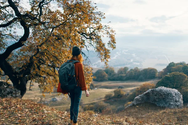 Estate cottage passeggiate nella natura autunno foglie viaggi montagne — Foto Stock