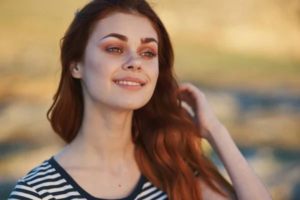 Mujer feliz en las montañas al aire libre sonrisa risa maquillaje modelo — Foto de Stock
