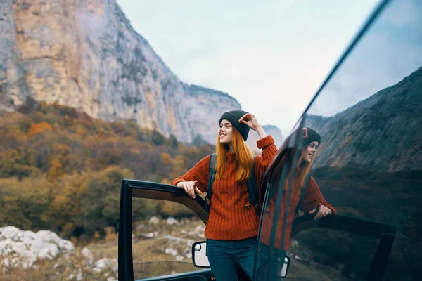 Жінка пішки в горах біля автомобіля подорожі ландшафтний відпочинок — стокове фото