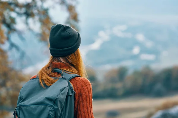 즐거운 여행사 여행 가방 가을 산 — 스톡 사진