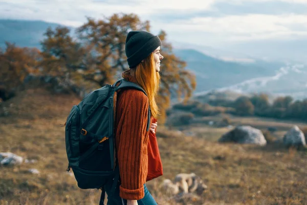 Mulher alegre cria uma mochila em uma viagem a pé paisagem — Fotografia de Stock