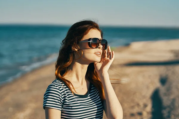 Praca będzie portret kobiety t-shirt w okularach przeciwsłonecznych na plaży świeże wakacje powietrza — Zdjęcie stockowe